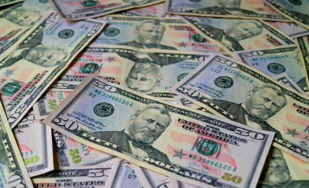kupa amerykańskich banknotów o wartości 500 dolarów z selektywnym skupieniem i niewyraźnym tłem - symbol president ulysses s grant usa zdjęcia i obrazy z banku zdjęć