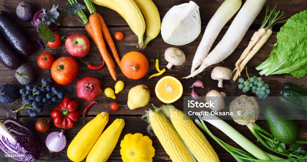 Blanco, amarillo, verde, naranja, rojo, púrpura frutas y verduras sobre fondo de madera.  Alimentos saludables. Alimentos crudos multicolor. - Foto de stock de Vegetal libre de derechos