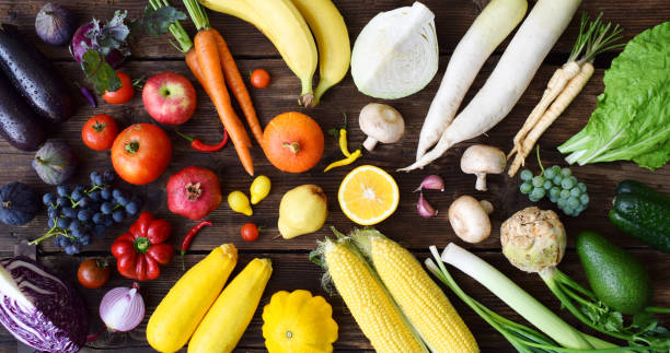흰색, 노란색, 녹색, 주황색, 빨간�색, 보라색 나무 배경에 과일과 야채.  건강 한 음식입니다. 여러 원시 음식입니다. - light vegetarian food garlic spice 뉴스 사진 이미지
