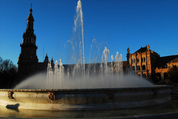 chorros de agua de una fuente en el cielo azul de sevilla, en andalucía, españa - seville water spain european culture fotografías e imágenes de stock