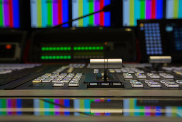 Transmissão de televisão, interruptor de vídeo de transmissão de televisão, trabalhando com o mixer de áudio e vídeo - foto de acervo