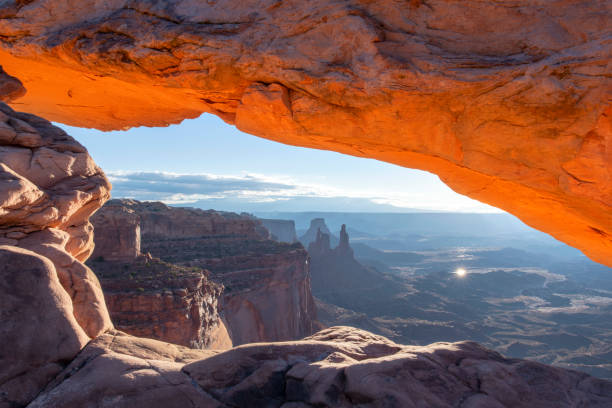 mesa sunrise arco - canyonlands national park utah mesa arch natural arch - fotografias e filmes do acervo