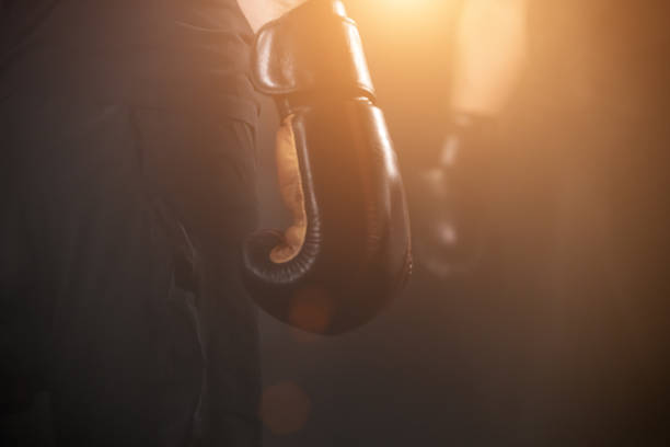 деталь мужчин боксерские перчатки во время учебного урока - boxing glove flash стоковые фото и изображения