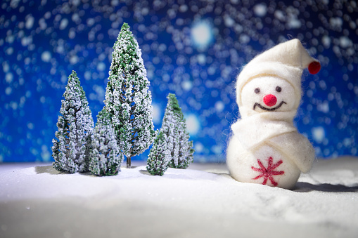 Fondo Festiva Muñeco De Nieve Vestido De Santa Claus Con Bolas De Navidad En La Foto De Fondo Claro Tiene Un Espacio Vacío Para El Texto Foto de stock y más banco Fondo Festiva Muñeco De Nieve Vestido De Santa Claus Con Bolas De Navidad En La Foto De Fondo Claro Tiene Un Espacio Vacío Para El Texto Foto de stock y más banco
