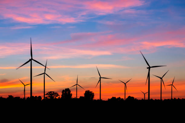 générateur de puissance de turbine de vent au crépuscule - farm scenics landscape alternative energy photos et images de collection