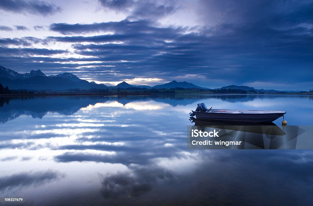 Escena de tranquilidad con barco en el lago hopfensee - Foto de stock de Aire libre libre de derechos