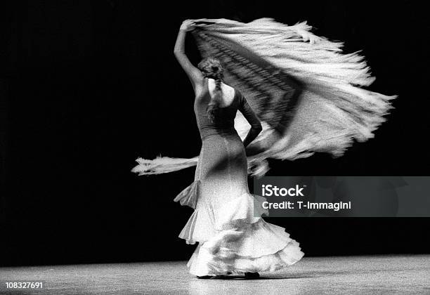 Flamencotänzerin Mit Schalkragen Stockfoto und mehr Bilder von Flamenco-Tanz - Flamenco-Tanz, Tanzen, Cumbia