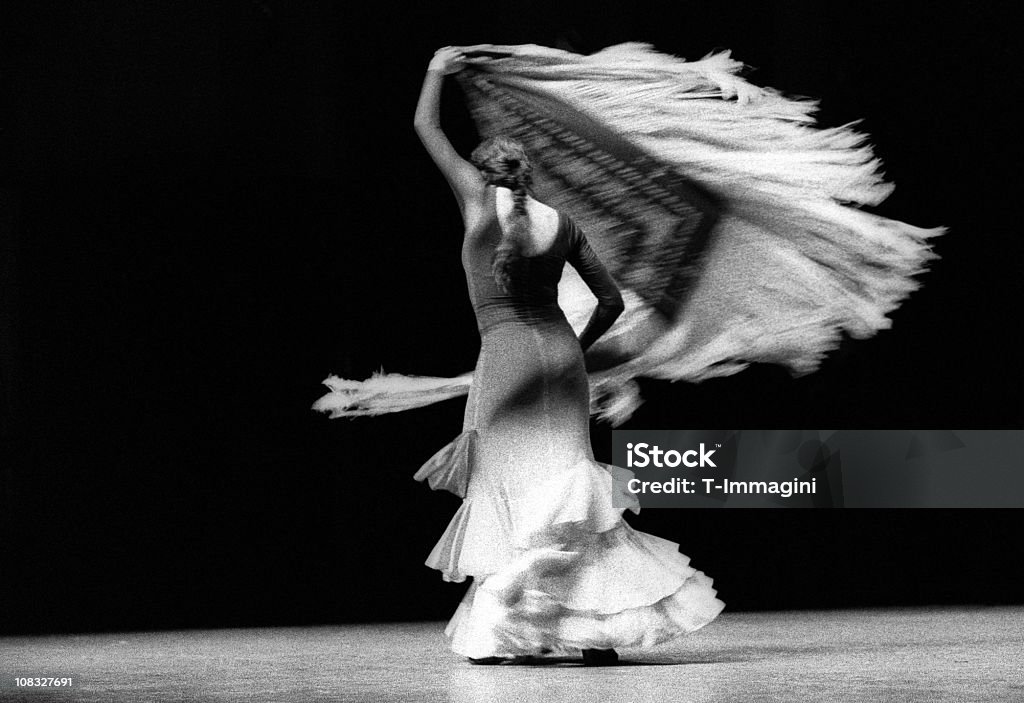 Dançarina de Flamenco com xale - Foto de stock de Dança Flamenca royalty-free