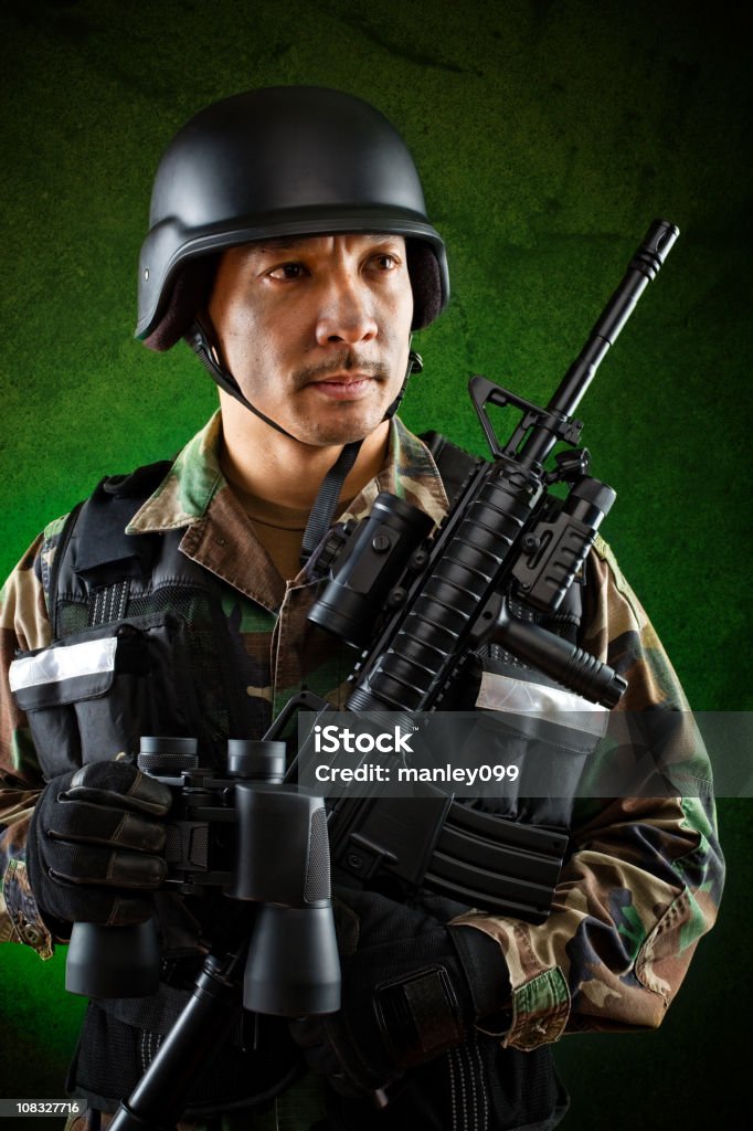 katonai katona távcsövet és puskát tart - Jogdíjmentes Arckép témájú stock fotó katonai katona távcsövet és puskát tart - Jogdíjmentes Arckép témájú stock fotó