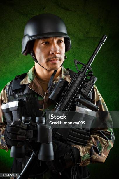 Soldado Militar Segurando Binóculos E Rifle - Fotografias de stock e mais imagens de Adulto - Adulto, Agente de segurança, Arma de Fogo