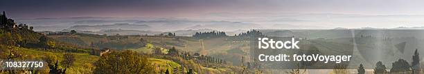 Vinyards Aldeias Misty Vales Cypress Árvores San Gimignano Toscana Itália - Fotografias de stock e mais imagens de Vinha