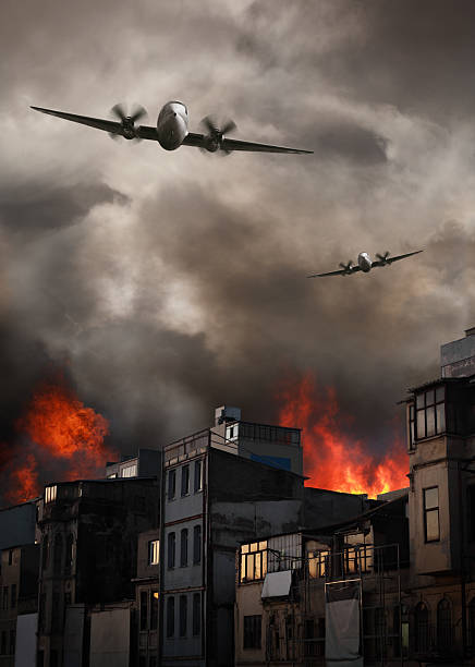 apocalyptic ataque aéreo na cidade de combustão - air raid imagens e fotografias de stock