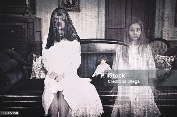 Foto de Indefesos e mais fotos de stock de Fantasma - Fantasma, Assustador, Criança