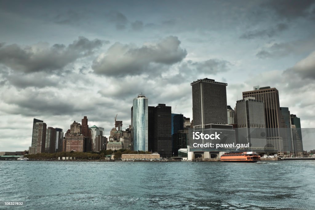 Nuvens escuras de chuva sobre Manhattan edifícios - Royalty-free Anoitecer Foto de stock