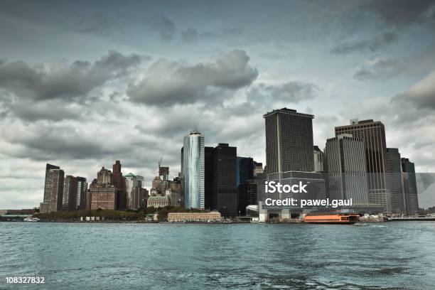 Nuvens Escuras De Chuva Sobre Manhattan Edifícios - Fotografias de stock e mais imagens de Anoitecer - Anoitecer, Ao Ar Livre, Arquitetura