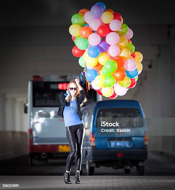 Mujer Agarrando Muchos Globos Foto de stock y más banco de imágenes de Coche - Coche, Globo - Decoración, 20 a 29 años