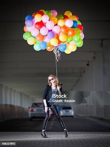 Foto de Mulher Segurando Muitos Balões e mais fotos de stock de Balão - Decoração - Balão - Decoração, Cor Preta, Só Uma Mulher