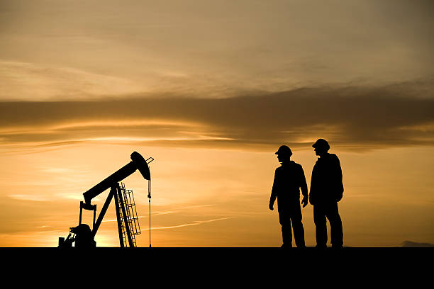 industrie pétrolière et gazière personnes - engineer oil rig oil field manual worker photos et images de collection