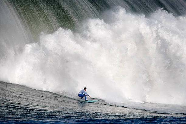 una grande onda surf - big wave surfing foto e immagini stock