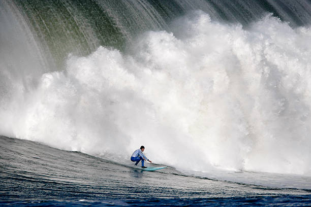 ogromna fala surfing - big wave surfing zdjęcia i obrazy z banku zdjęć