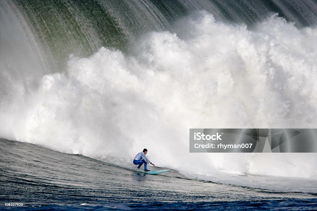 Серфинг большая волна - Стоковые фото Big Wave Surfing роялти-фри