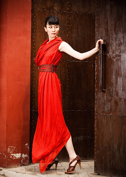junge asiatische frau im roten kleid - dress full length women sensuality stock-fotos und bilder