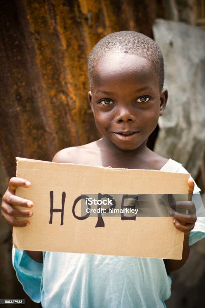 Menino africano segurando um sinal'esperança" por escrito nele - Royalty-free Criança Foto de stock