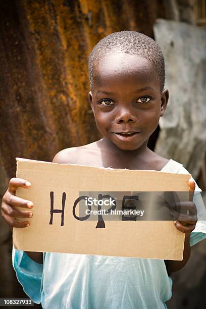 Menino Africano Segurando Um Sinalesperança Por Escrito Nele - Fotografias de stock e mais imagens de Criança