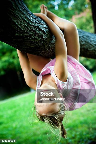 Photo libre de droit de Petite Fille Suspendue Sur Une Branche Darbre banque d'images et plus d'images libres de droit de Arbre - Arbre, Enfant, Grimper