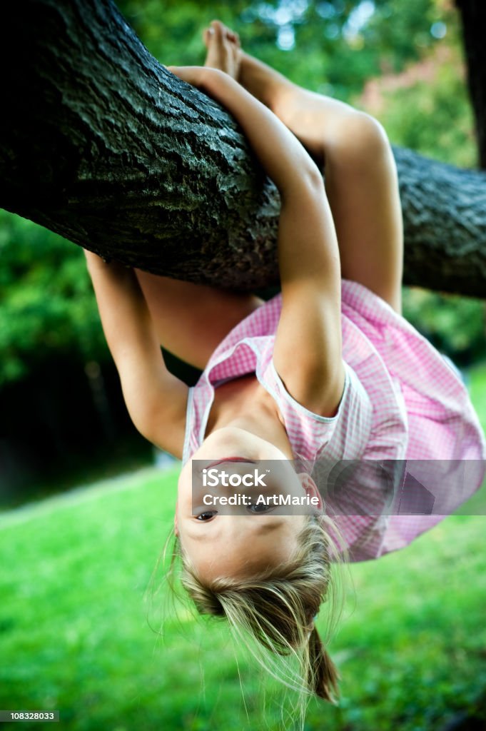 Menina pendurar em um galho de árvore - Foto de stock de Árvore royalty-free