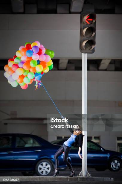 Kobieta Gospodarstwa Balony Wielu - zdjęcia stockowe i więcej obrazów Balon - Balon, Okulary przeciwsłoneczne, Figlarność