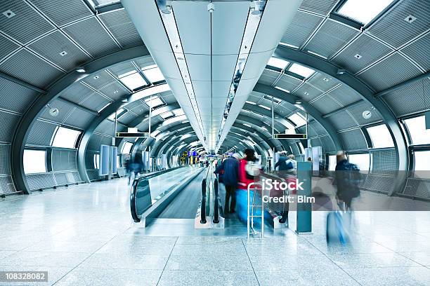 Flughafentunnel Mit Verschwommene Passagiere Auf Rollender Bürgersteig Stockfoto und mehr Bilder von Flughafen