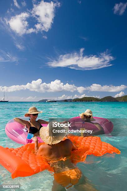 ご友人とご一緒にお楽しみくださいカリブ海の水 - 浜辺のストックフォトや画像を多数ご用意 - 浜辺, 友情, カリブ