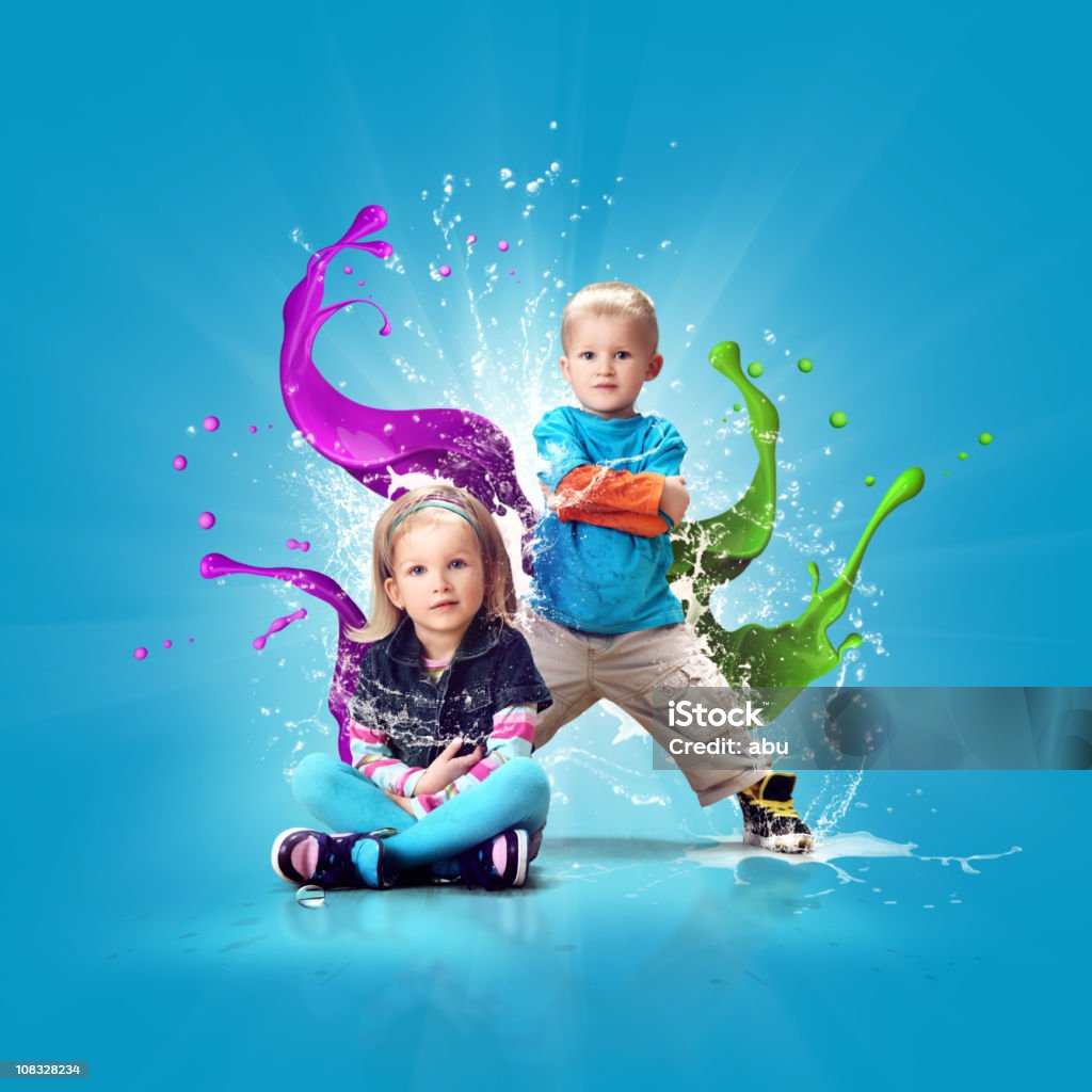 Zwei süße und farbenfroh gekleideten Kinder - Lizenzfrei Malfarbe Stock-Foto