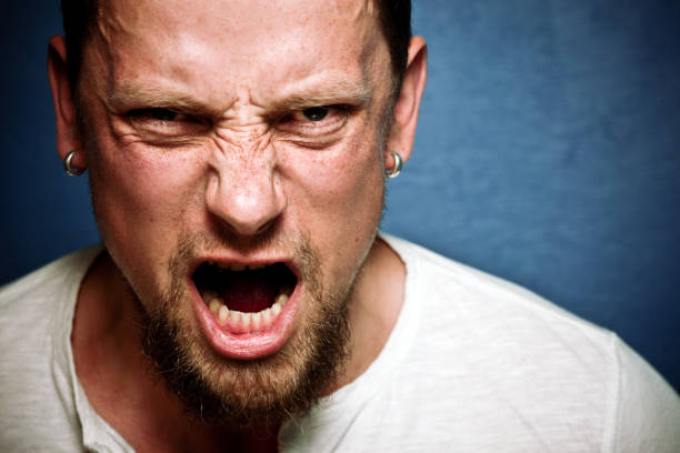 gritar masculino - human face furious displeased anger - fotografias e filmes do acervo