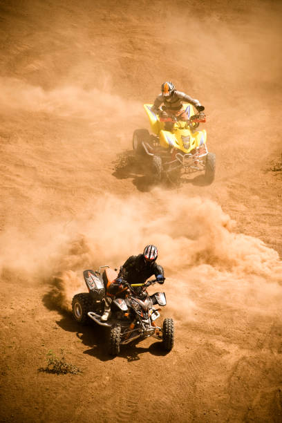 a tocar - off road vehicle quadbike desert dirt road imagens e fotografias de stock