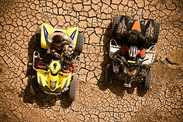 une pause. - off road vehicle quadbike desert dirt road photos et images de collection