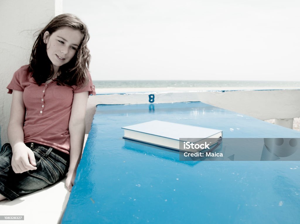 Menina olhando para um livro - Royalty-free Adolescente Foto de stock