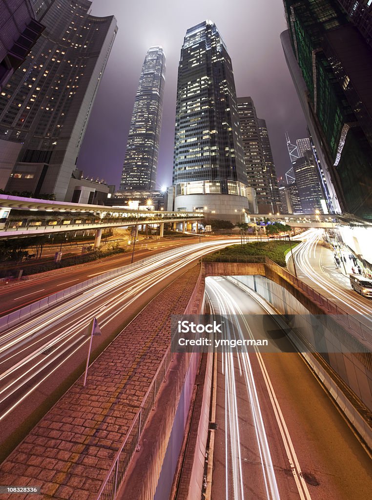 Ville de nuit avec sentiers de signalisation - Photo de Architecture libre de droits