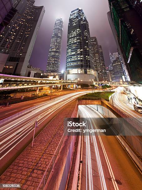 Città Di Notte Con Traffico Sentieri - Fotografie stock e altre immagini di Ambientazione esterna - Ambientazione esterna, Architettura, Asia