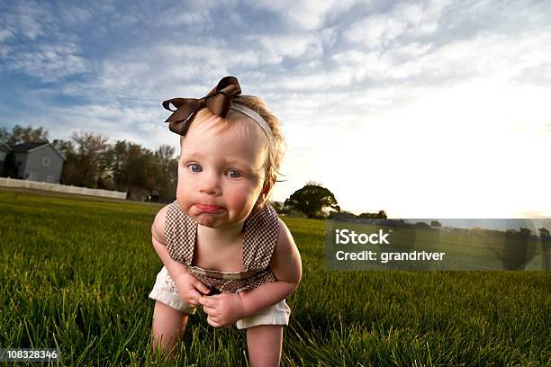 Europeu Criança Pequena Menina Fazendo Cara Fora - Fotografias de stock e mais imagens de Caretas - Caretas, Criança pequena, 2-3 Anos