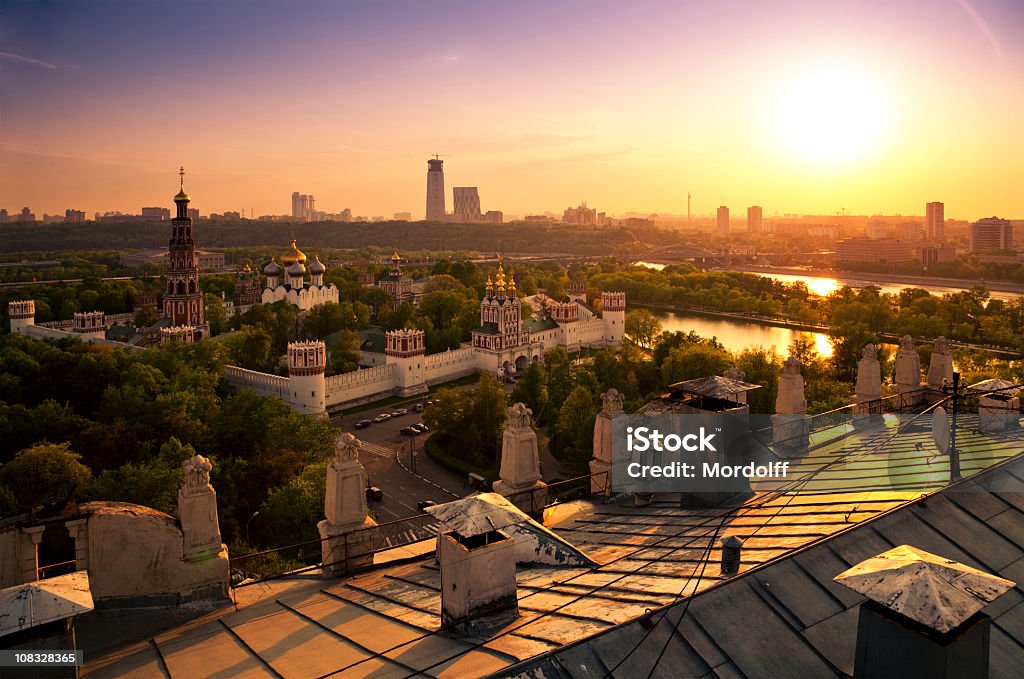 Moscovo Vista da Cidade ao pôr do sol. Vista do telhado de Prédio antigo - Royalty-free Moscovo Foto de stock