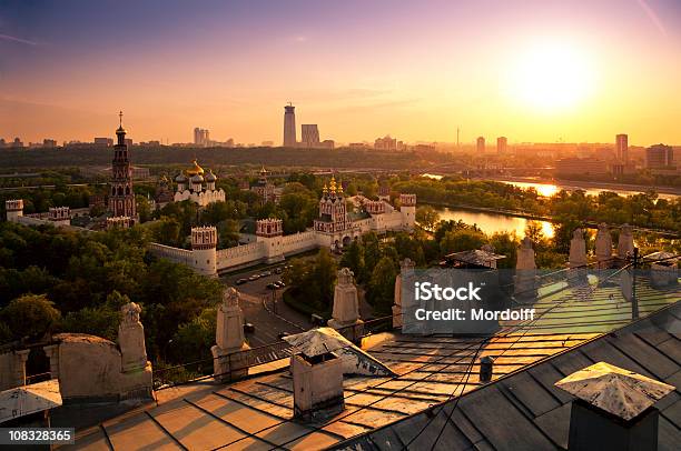 Moscovo Vista Da Cidade Ao Pôr Do Sol Vista Do Telhado De Prédio Antigo - Fotografias de stock e mais imagens de Moscovo