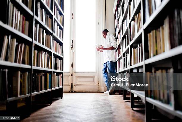 Junger Mann Buch In Bibliothek Stockfoto und mehr Bilder von Bibliothek - Bibliothek, Afrikanischer Abstammung, Akademisches Lernen