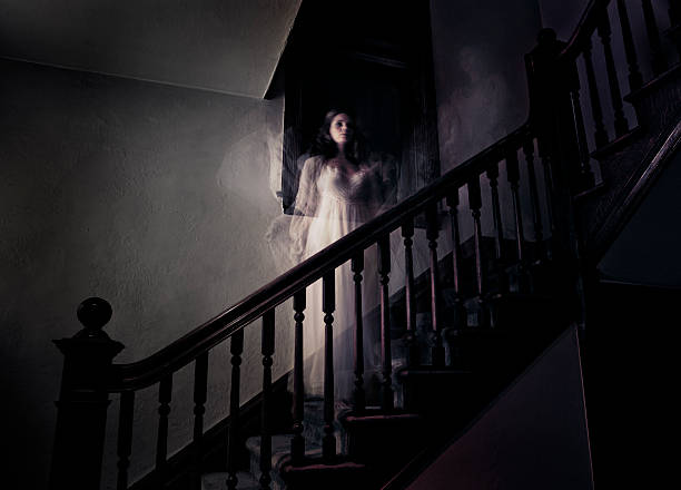 mujer de miedo de fantasmas escalera - fantasma fotografías e imágenes de stock