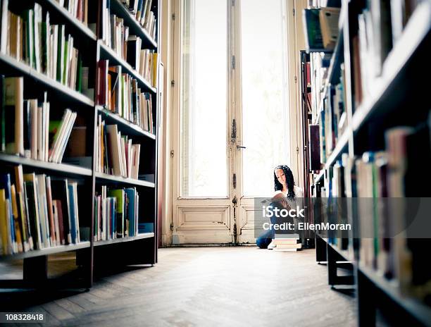 Подросток Чтение В Библиотеке — стоковые фотографии и другие картинки Библиотека - Библиотека, В помещении, Горизонтальный