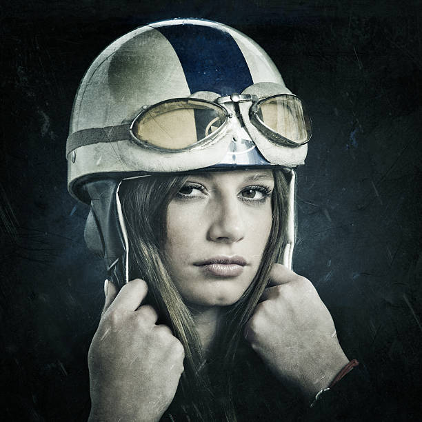 vintage mujer motociclista con casco - motorcycle women helmet sensuality fotografías e imágenes de stock