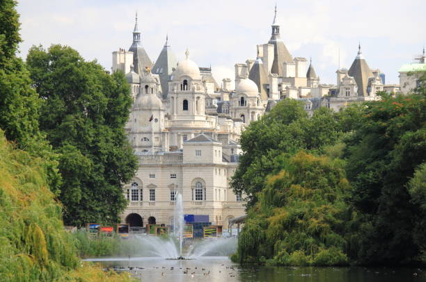 il quartiere whitehall da st. james park a londra - london england park whitehall street palace foto e immagini stock