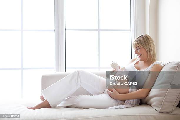 Photo libre de droit de Femme Enceinte Avec Poupée banque d'images et plus d'images libres de droit de Adulte - Adulte, Adulte d'âge moyen, Anticipation