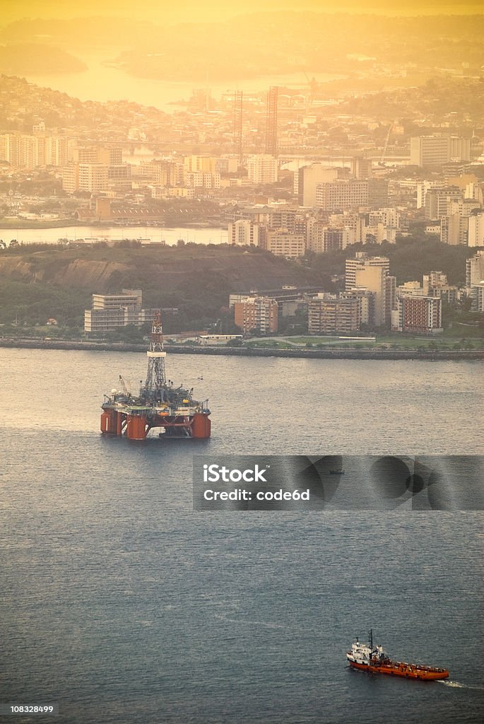 Нефтяной промышленности на Залив Гуанабара, Рио-де-Жанейро, закате - Стоковые фото Платформа для добычи нефти роялти-фри